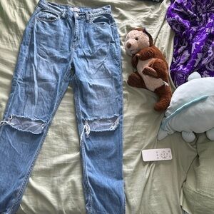 Baggy jeans // mom jeans // ripped mom jeans